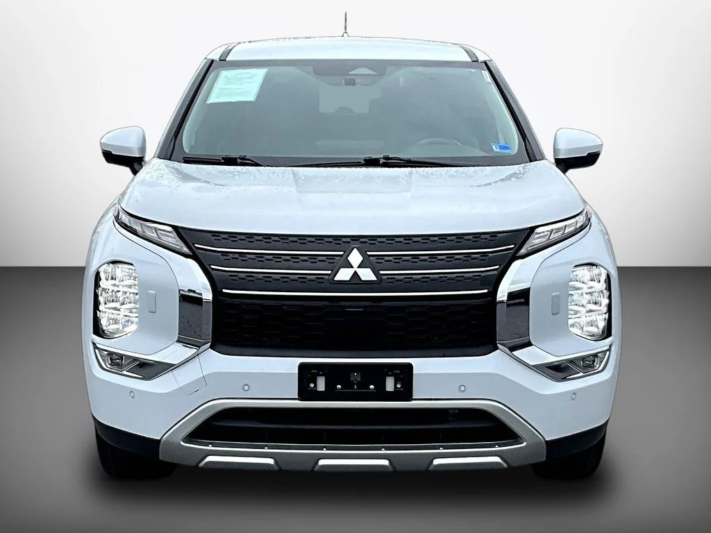 Used 2023  Mitsubishi SE image 2
