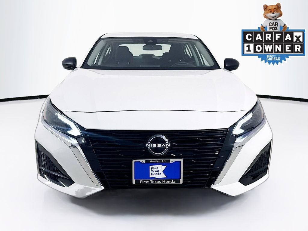 Used 2025 Glacier White Nissan 2.5 SV image 2