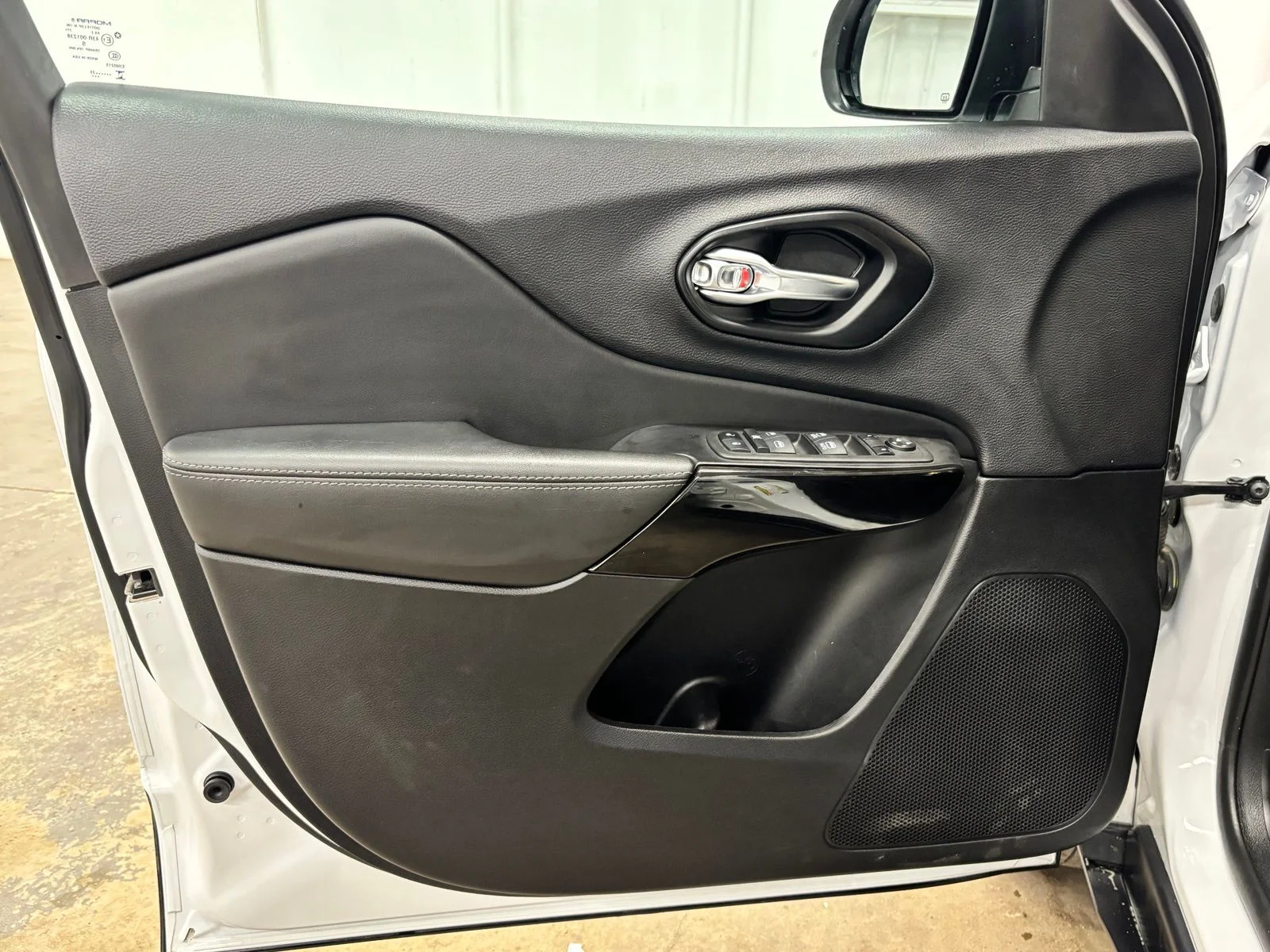 Used 2023 White Jeep Altitude image 17