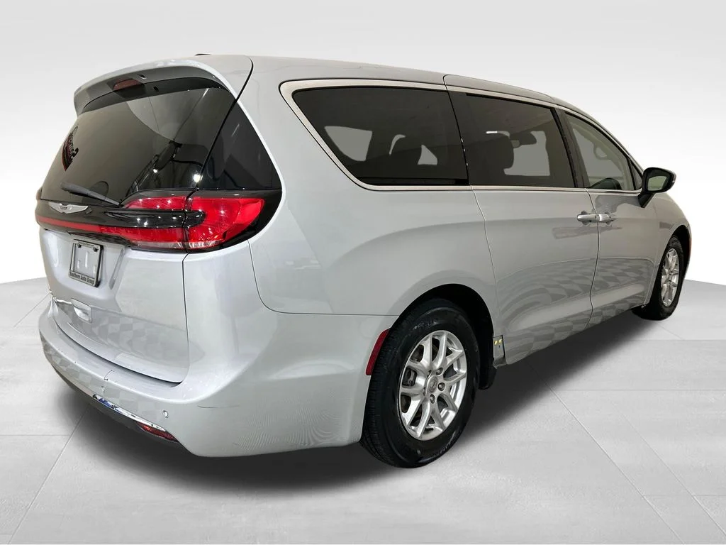 Used 2023 Silver Chrysler Touring L image 5