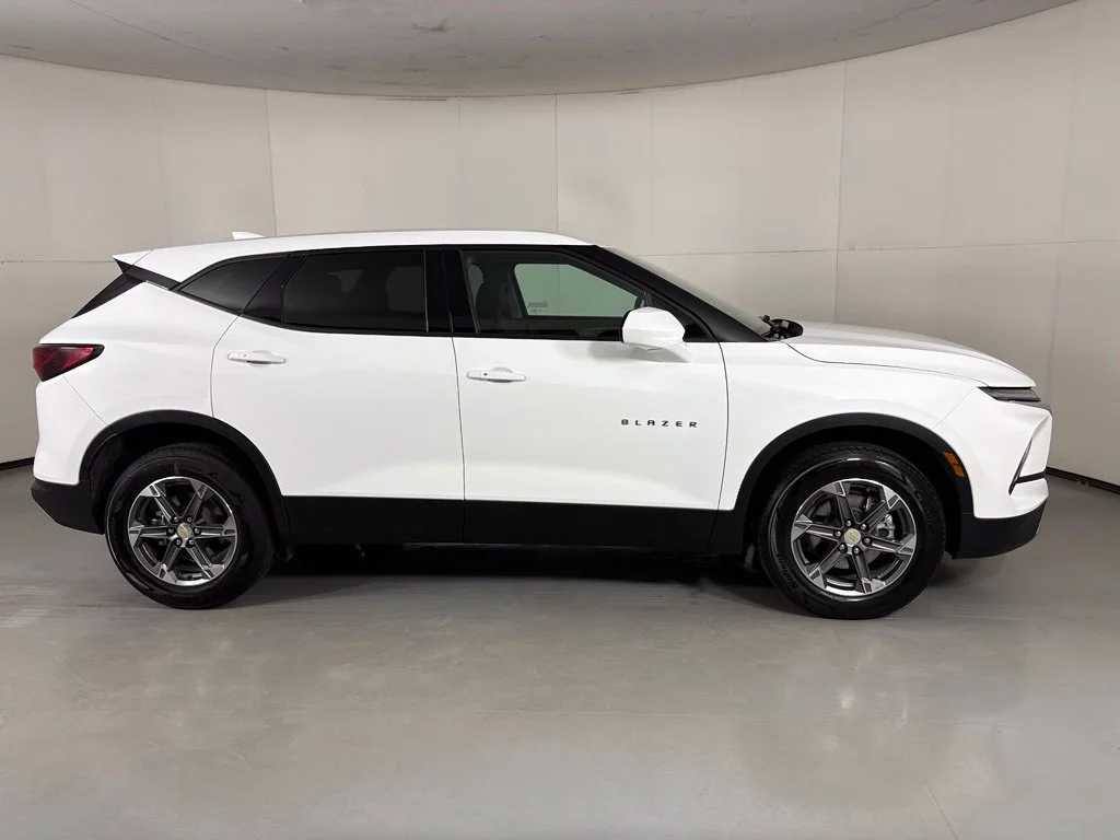 Used 2025 White Chevrolet LT image 8
