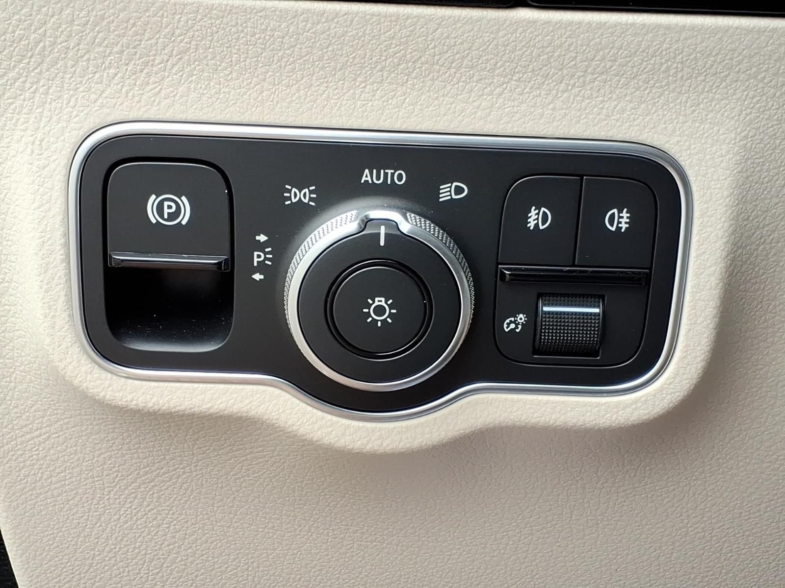 Certified Used 2025  Mercedes-Benz GLA 250 image 16