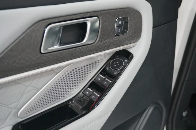 Used 2025 Star White Metallic Tri-Coat Ford Platinum image 15