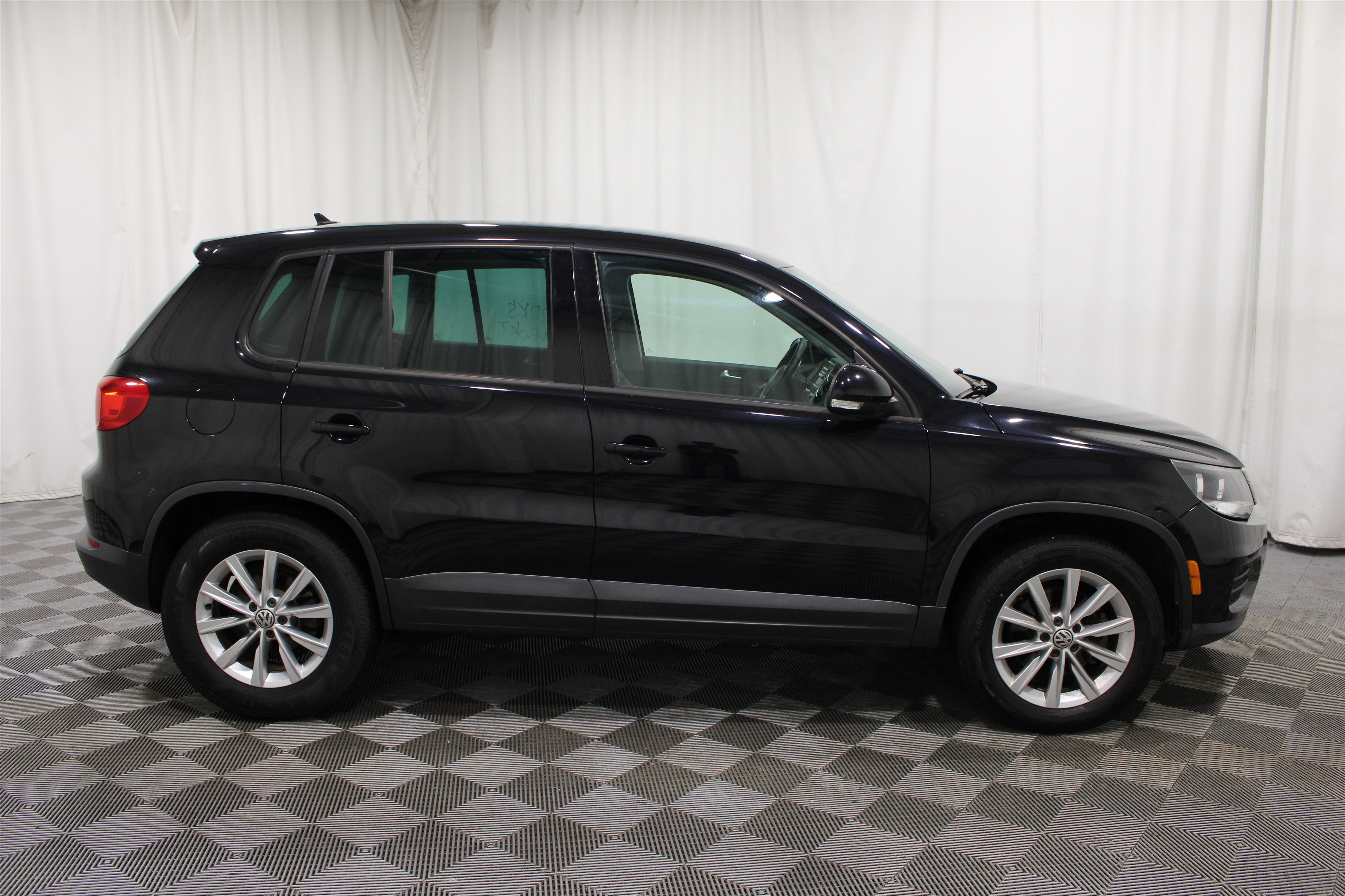 Used 2014 Deep Black Pearl Volkswagen SE image 22