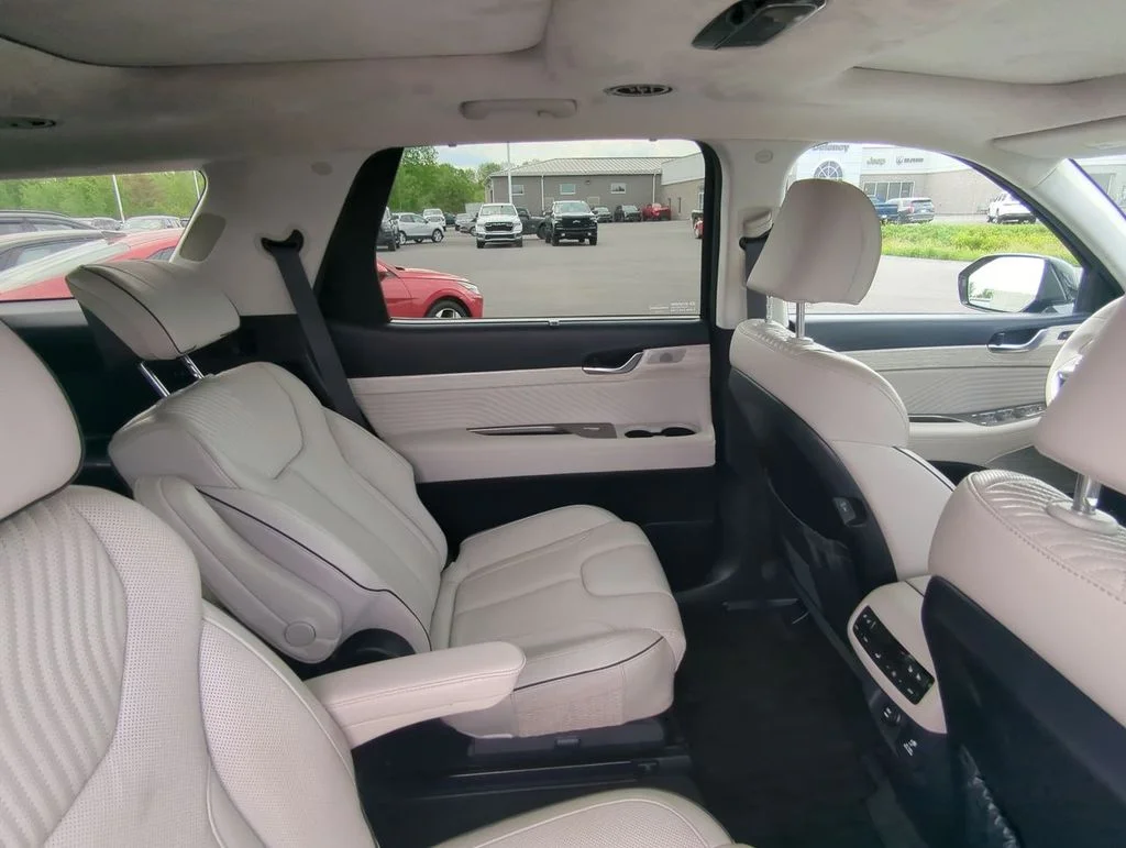 Used 2023 White Hyundai Calligraphy image 15