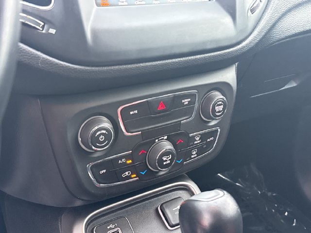 Used 2020 Silver Jeep Latitude image 19