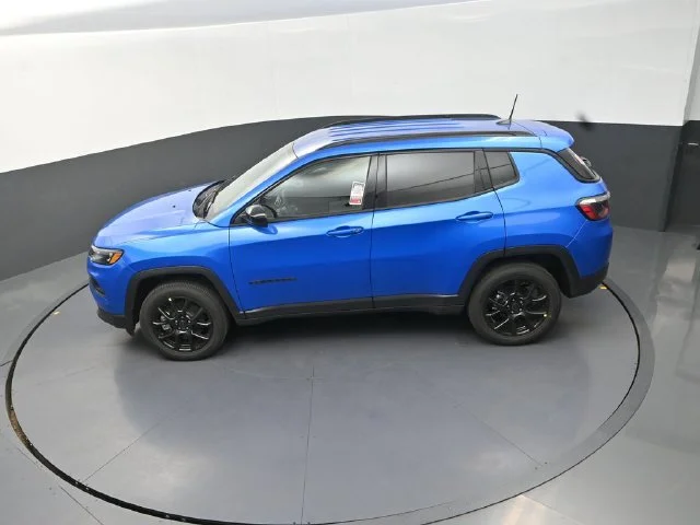 New 2026 Hydro Blue Pearl-Coat Exterior Paint Jeep Latitude image 13