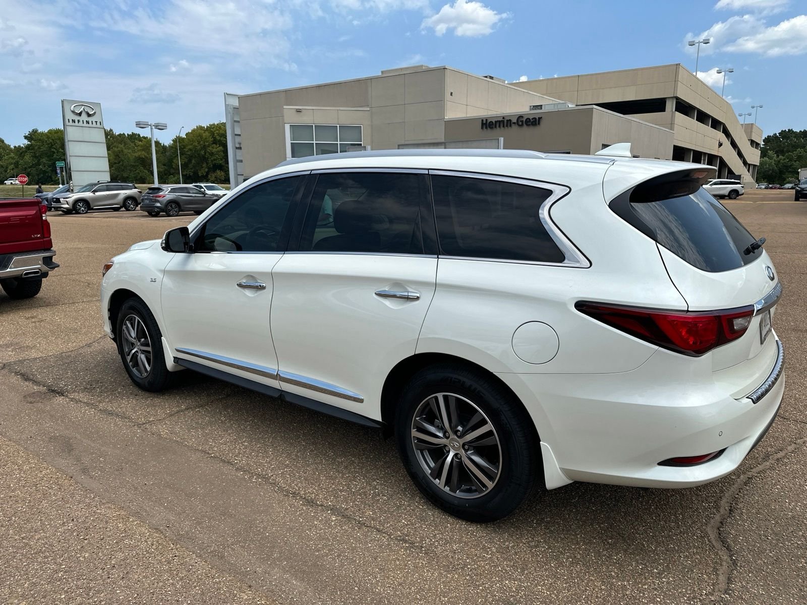Used 2020 White INFINITI LUXE image 8
