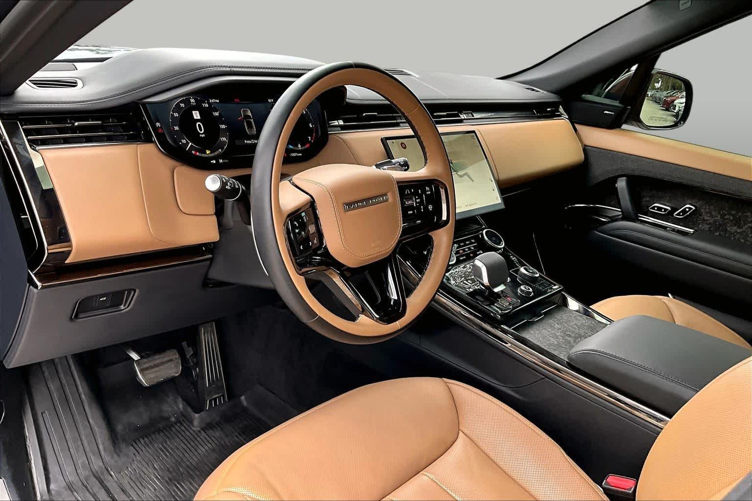 Used 2023  Land Rover SE Dynamic image 18