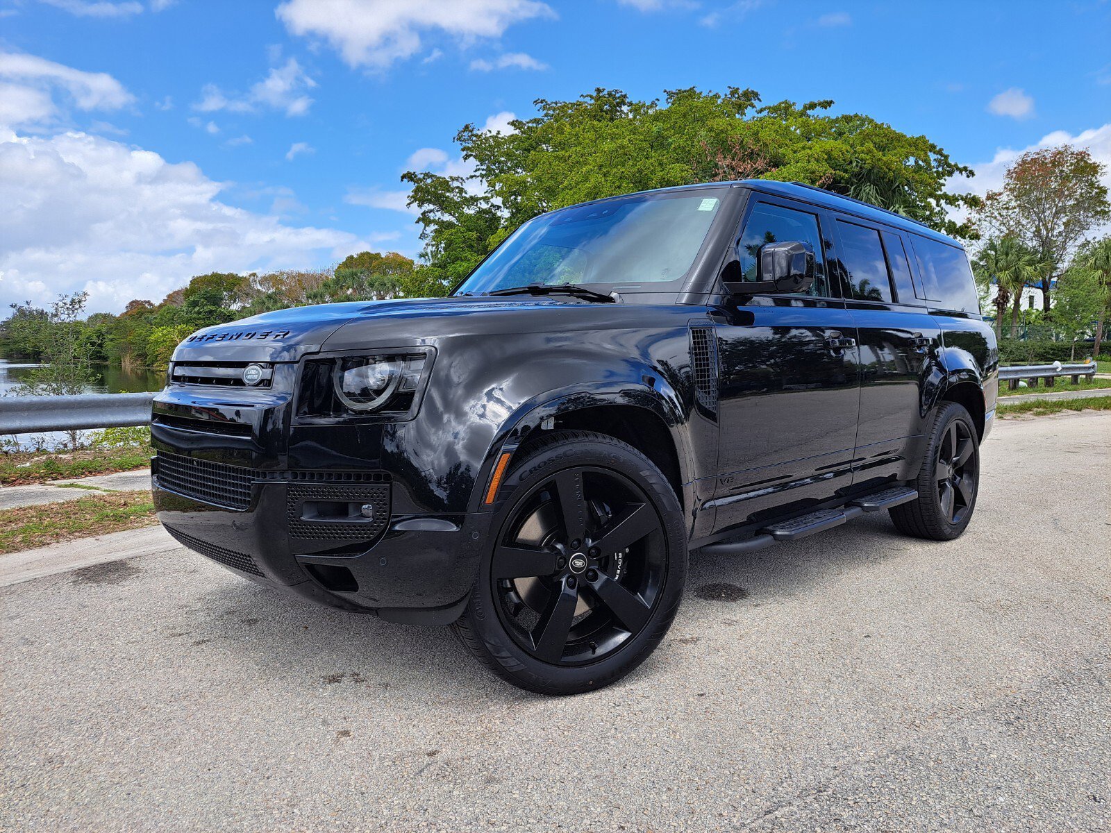 2025 Land Rover Defender V8