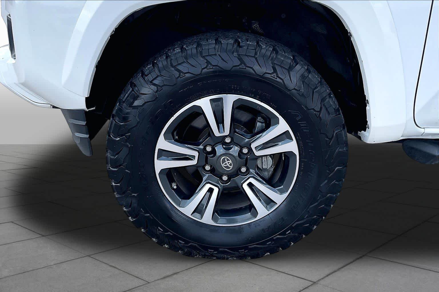 Used 2018  Toyota SR5 image 10