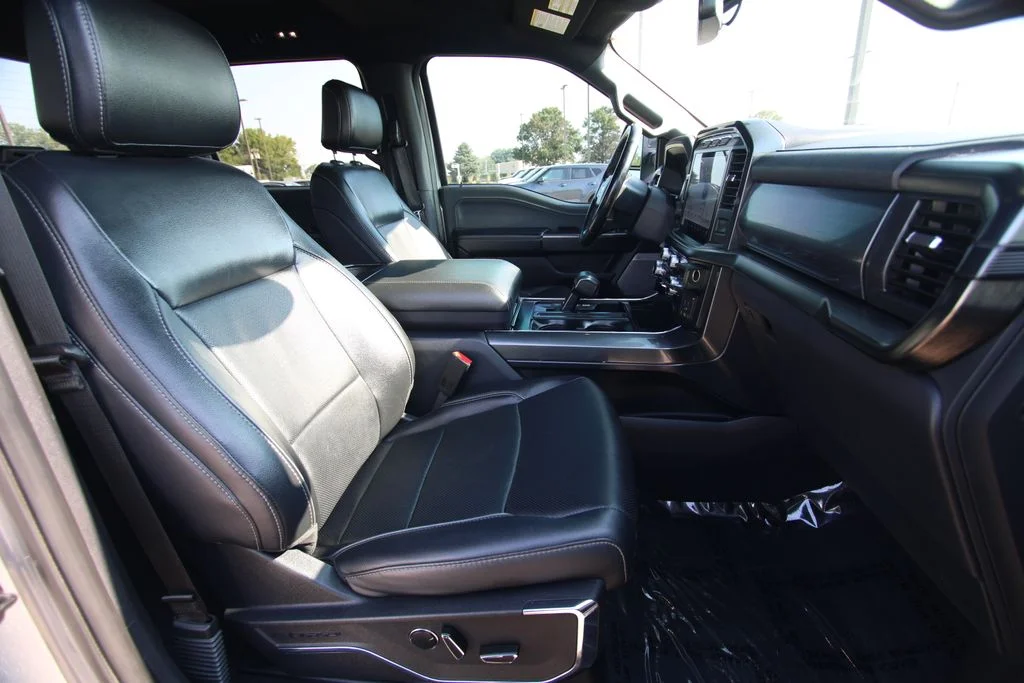 Used 2023  Ford Lariat image 9