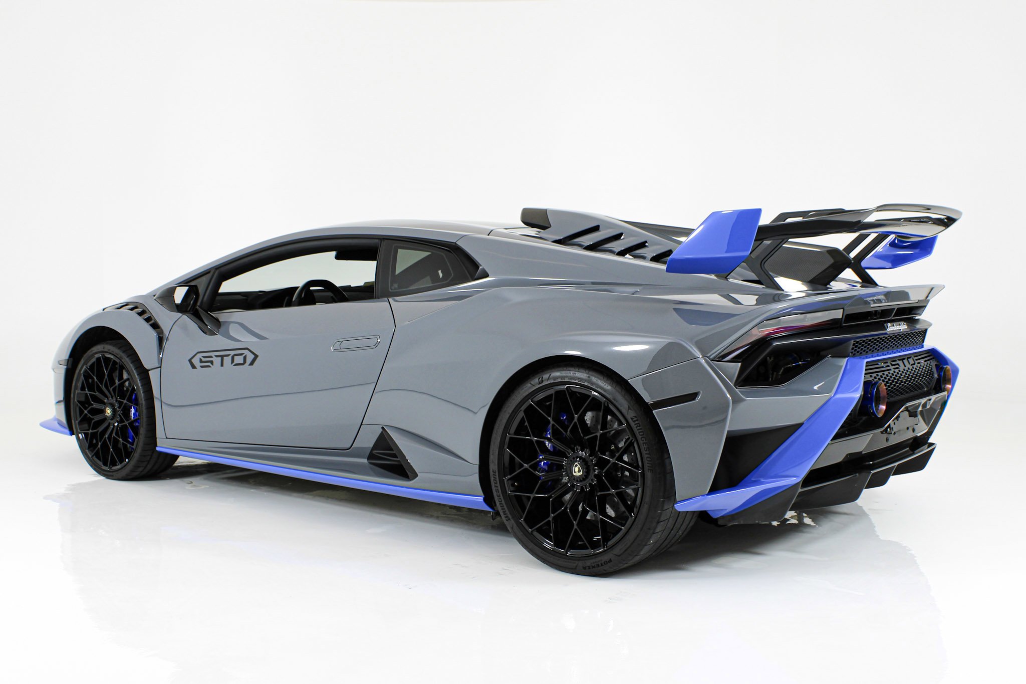 Used 2023 Gray Lamborghini  image 4