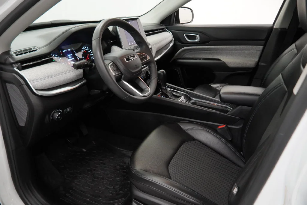 Used 2022 Bright White Clea Jeep Latitude image 19