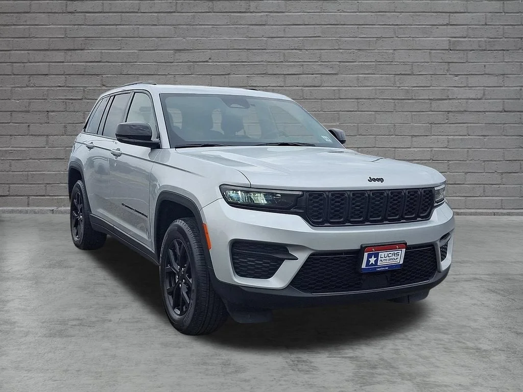 Used 2024 Silver Jeep Altitude X 4x4 image 44