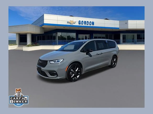 Used 2025 Gray Chrysler Limited image 1