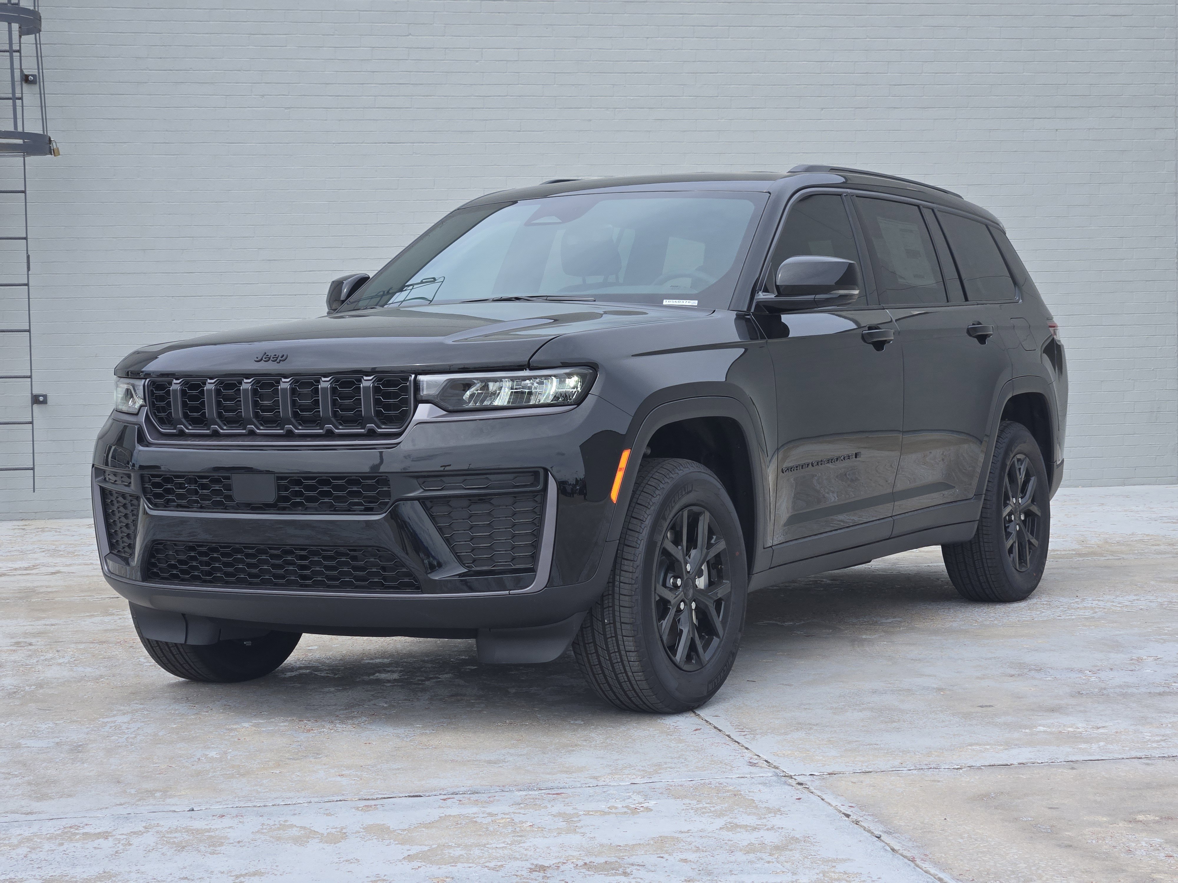 New 2026 Diamond Black Crystal Pearl-Coat Exterior Paint Jeep Laredo Altitude image 3