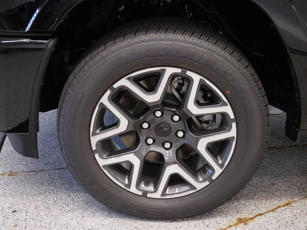 New 2026 Diamond Black Crystal Pearl-Coat Exterior Paint Ram Laramie image 10