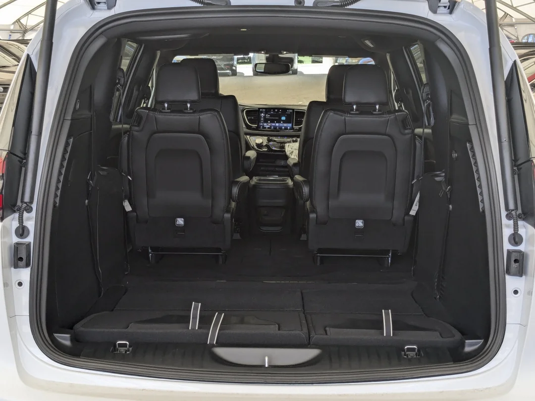 New 2027 White Chrysler Select - - FWD - Stow n Go Seating - Remote Start - Adaptive Cruise w/Stop&Go & More! image 29