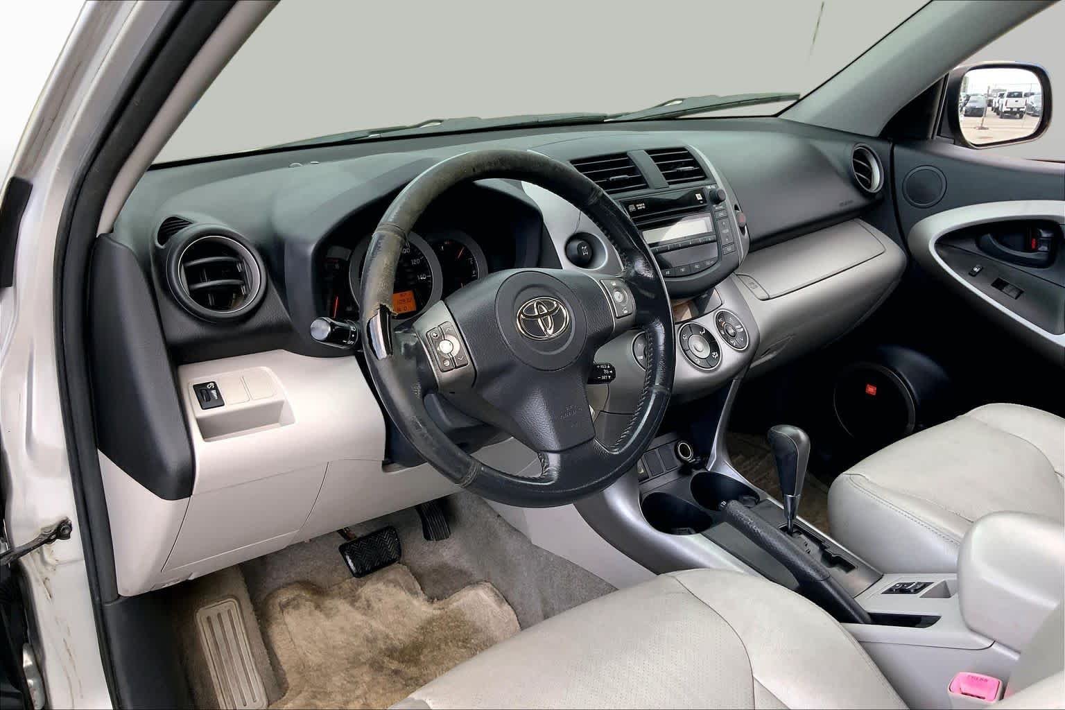 Used 2007 Classic Silver Metallic Toyota Limited image 16