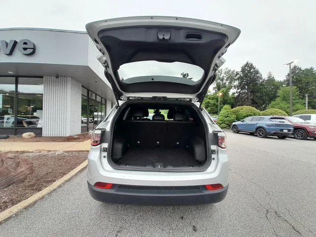 Used 2024 Silver Jeep Latitude image 46