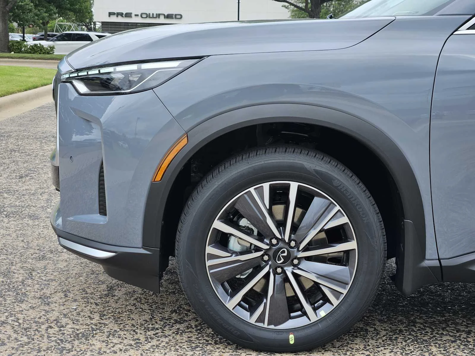 New 2027 HARBOR GRAY INFINITI Luxe FWD image 5