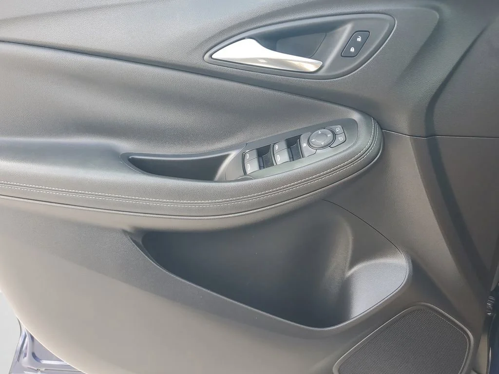Used 2023 Sapphire Metallic Buick Select image 28