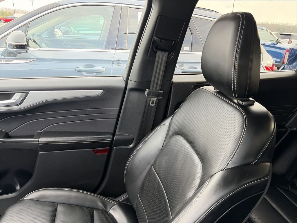 Used 2025  Ford Platinum image 23