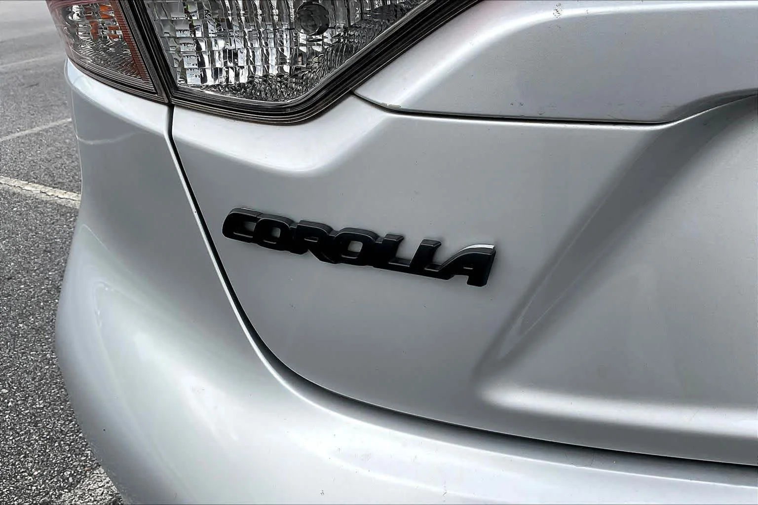 Used 2020 Classic Silver Metallic Toyota SE image 30