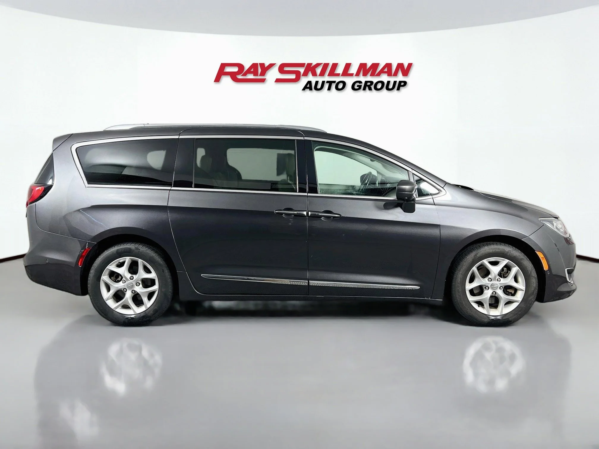 Used 2019 Granite Crystal Metallic Clearcoat Chrysler TOURING L PLUS image 8