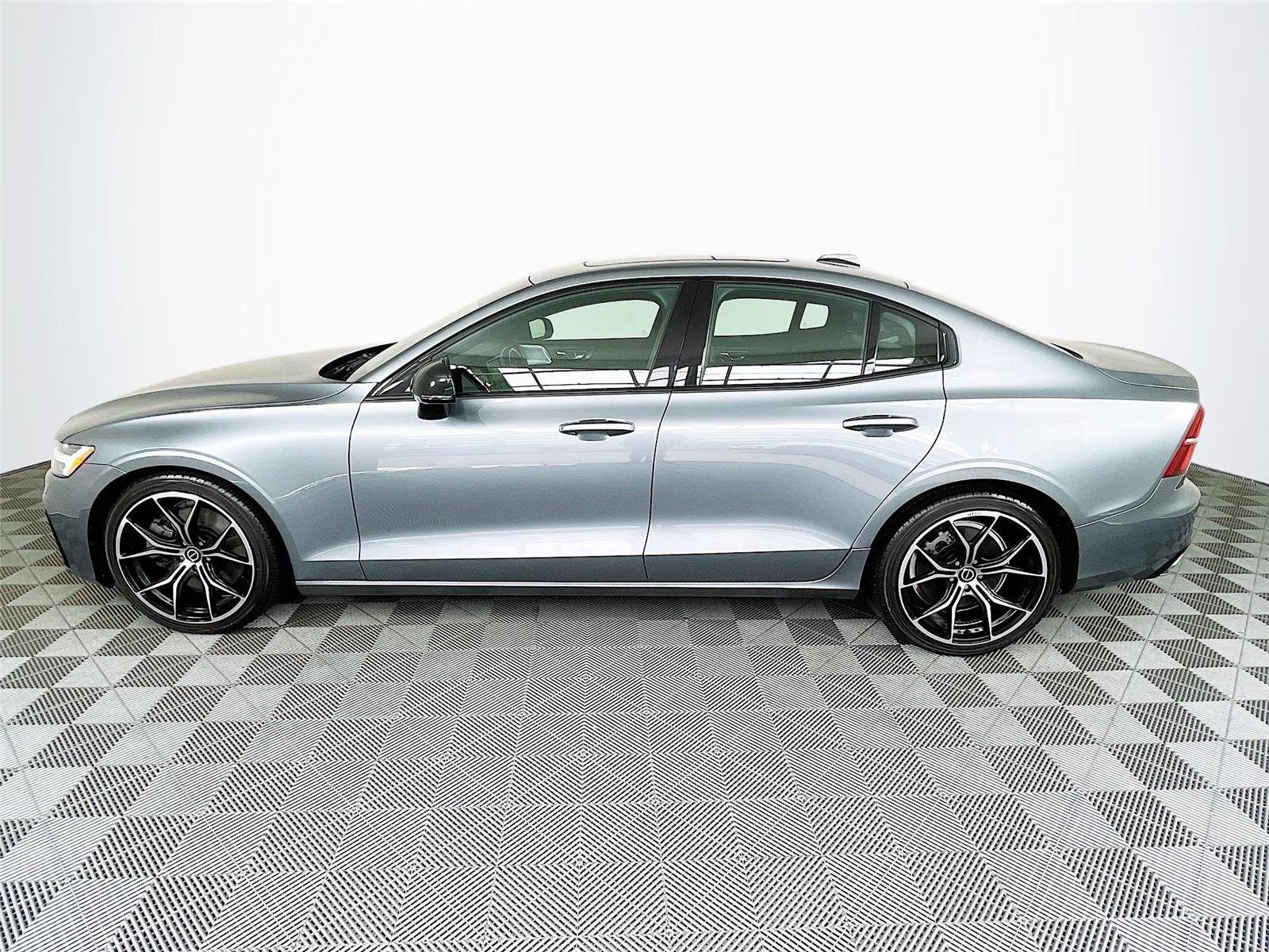 Used 2019 Pebble Grey Metallic Volvo R-Design image 4
