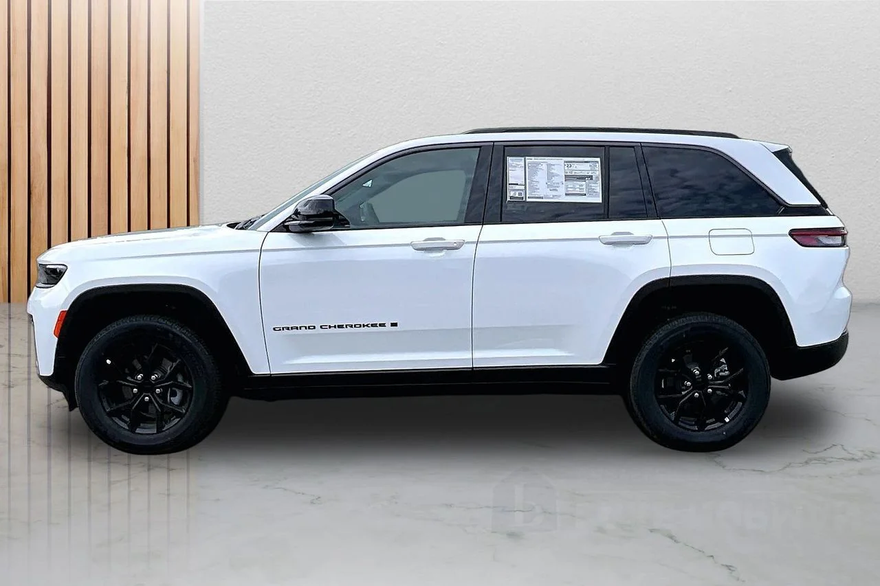 New 2026 Bright White Clear-Coat Exterior Paint Jeep Altitude image 6