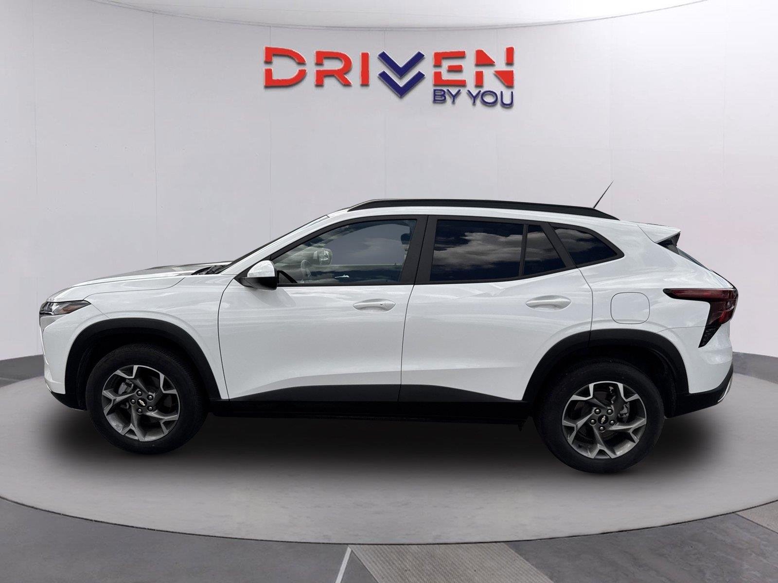 Used 2025 Summit White Chevrolet LT image 7