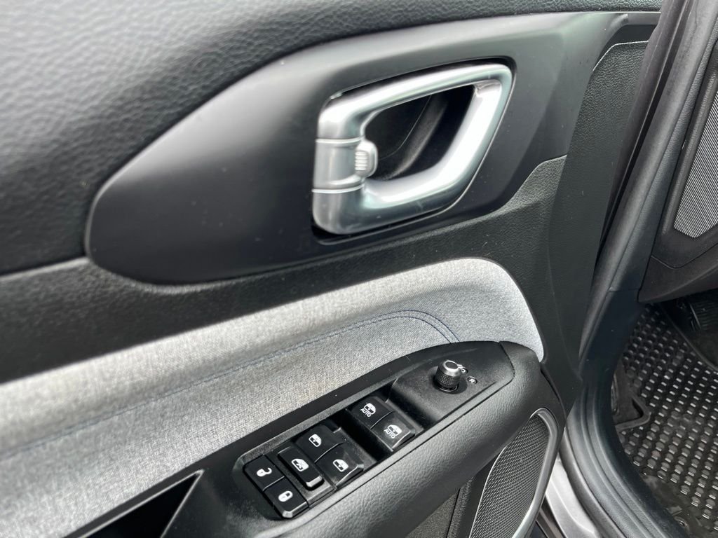 Used 2022 Crystal Metallic Jeep Latitude image 22