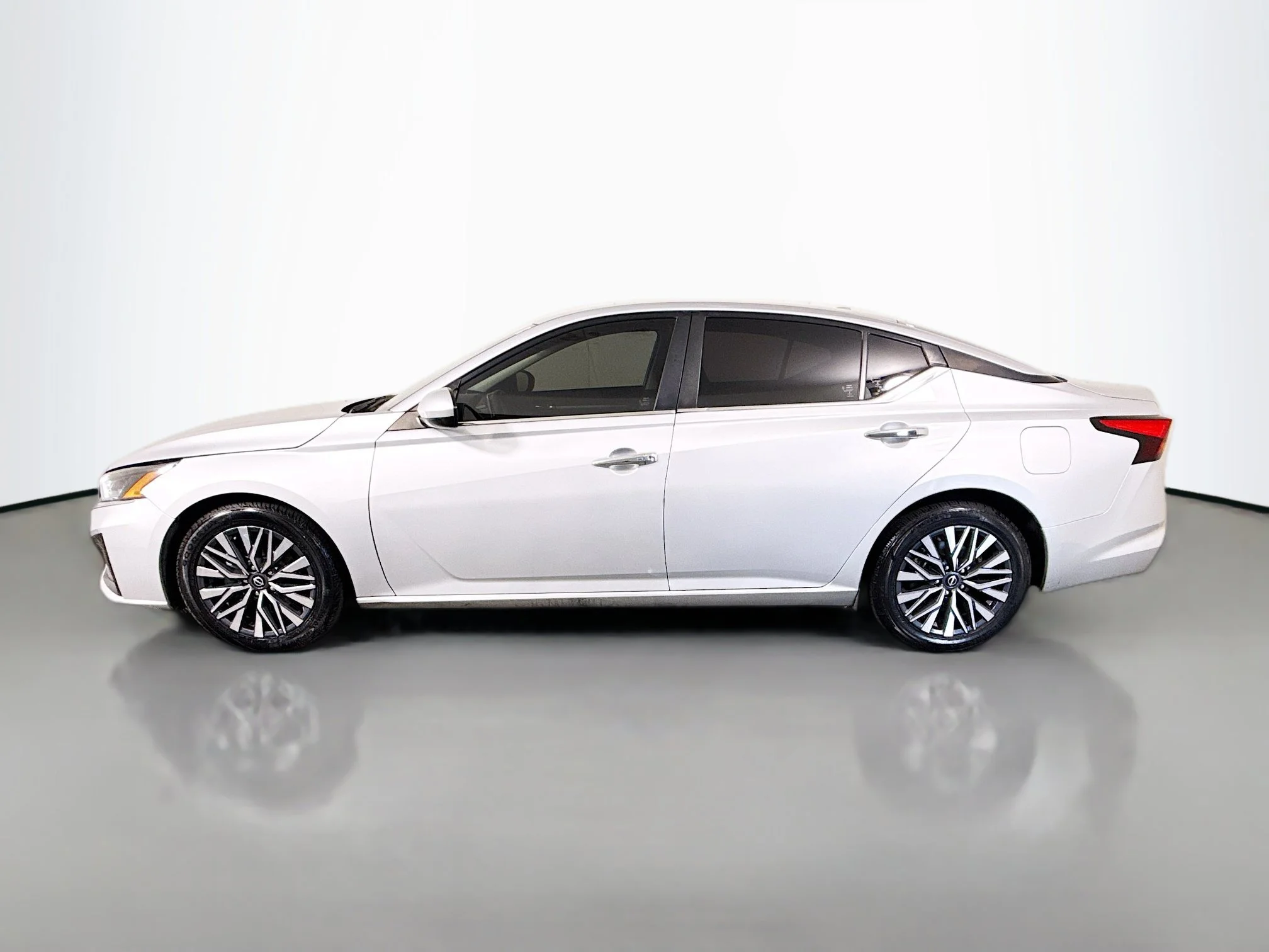 Used 2023 Brilliant Silver Metallic Nissan 2.5 SV image 4