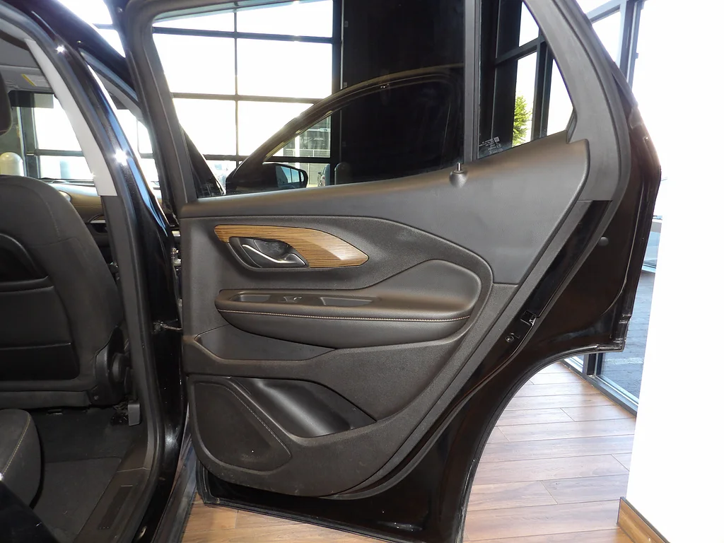 Used 2018 Ebony Twilight Metallic GMC SLE image 17