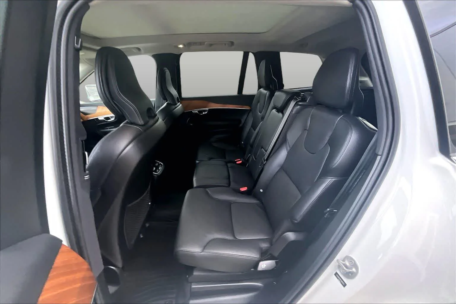 Certified Used 2023 Crystal White Volvo Plus image 21