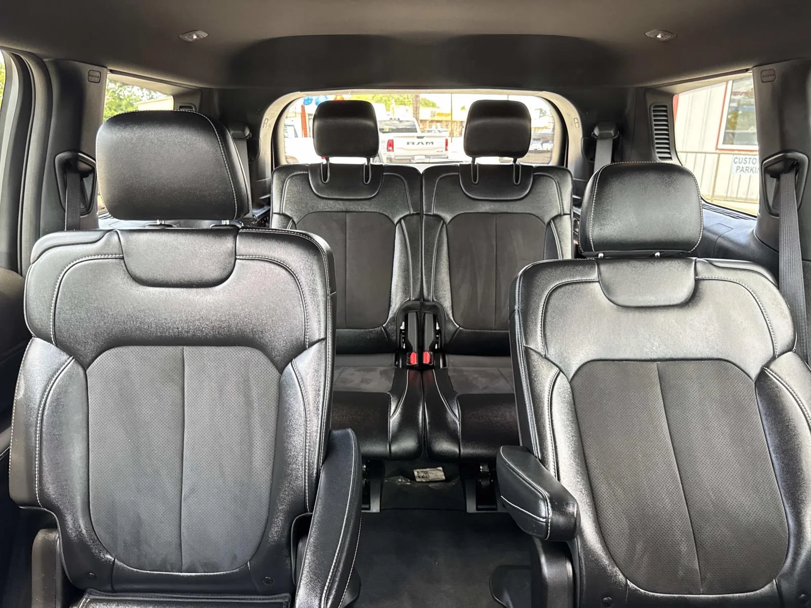 Used 2023 Diamond Black Crystal Pearlcoat Jeep Altitude image 9