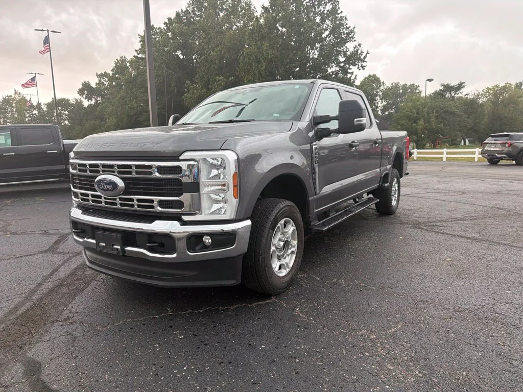 Used 2025 Gray Ford XLT image 2