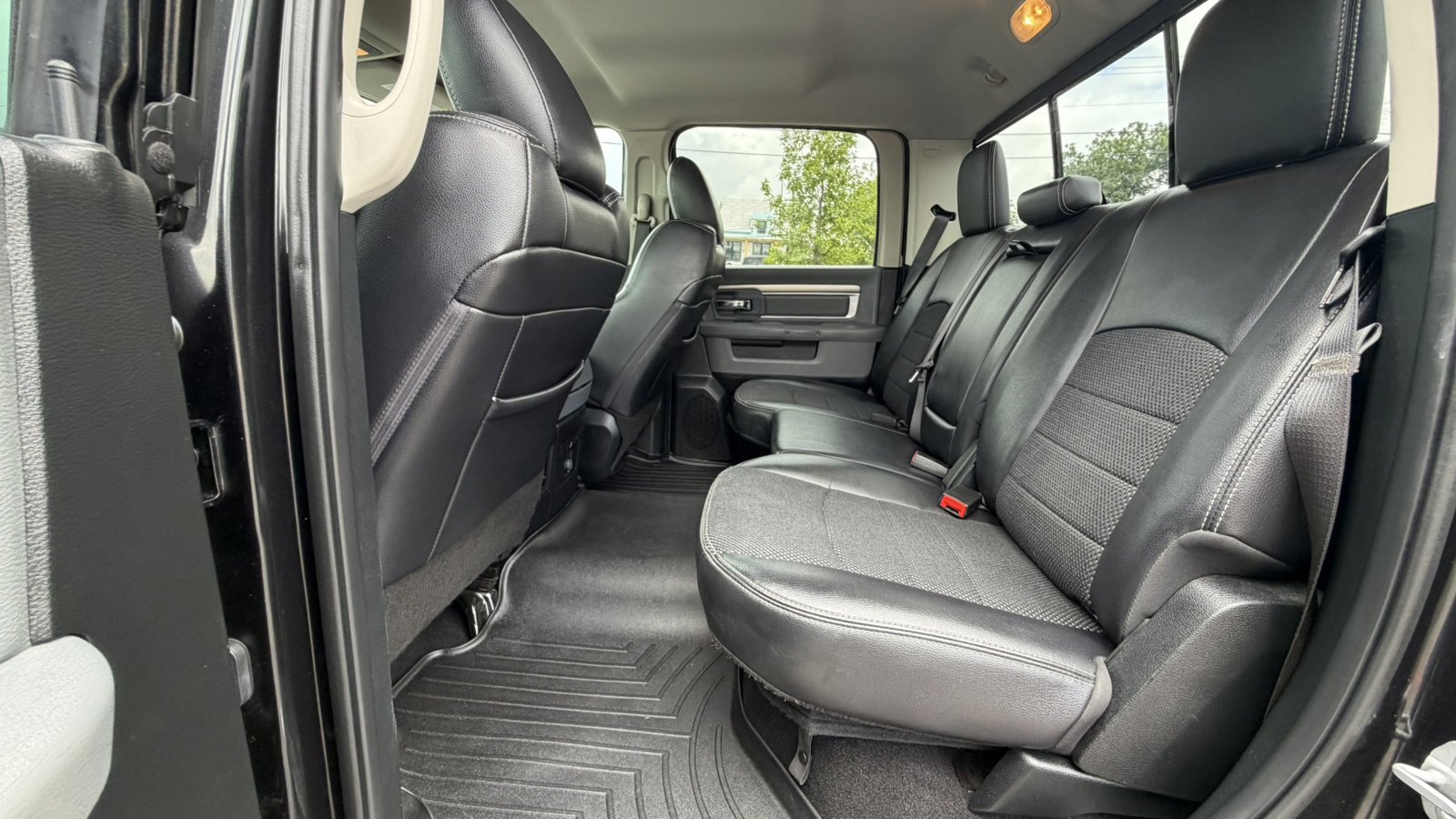 Used 2018 Brilliant Black Crystal Pearlcoat Ram Lone Star Silver image 15