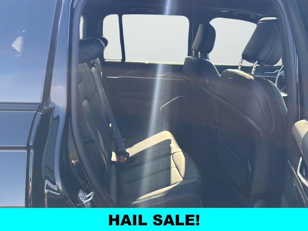 New 2025 Diamond Black Crystal Pearl-Coat Exterior Paint Jeep Limited image 14