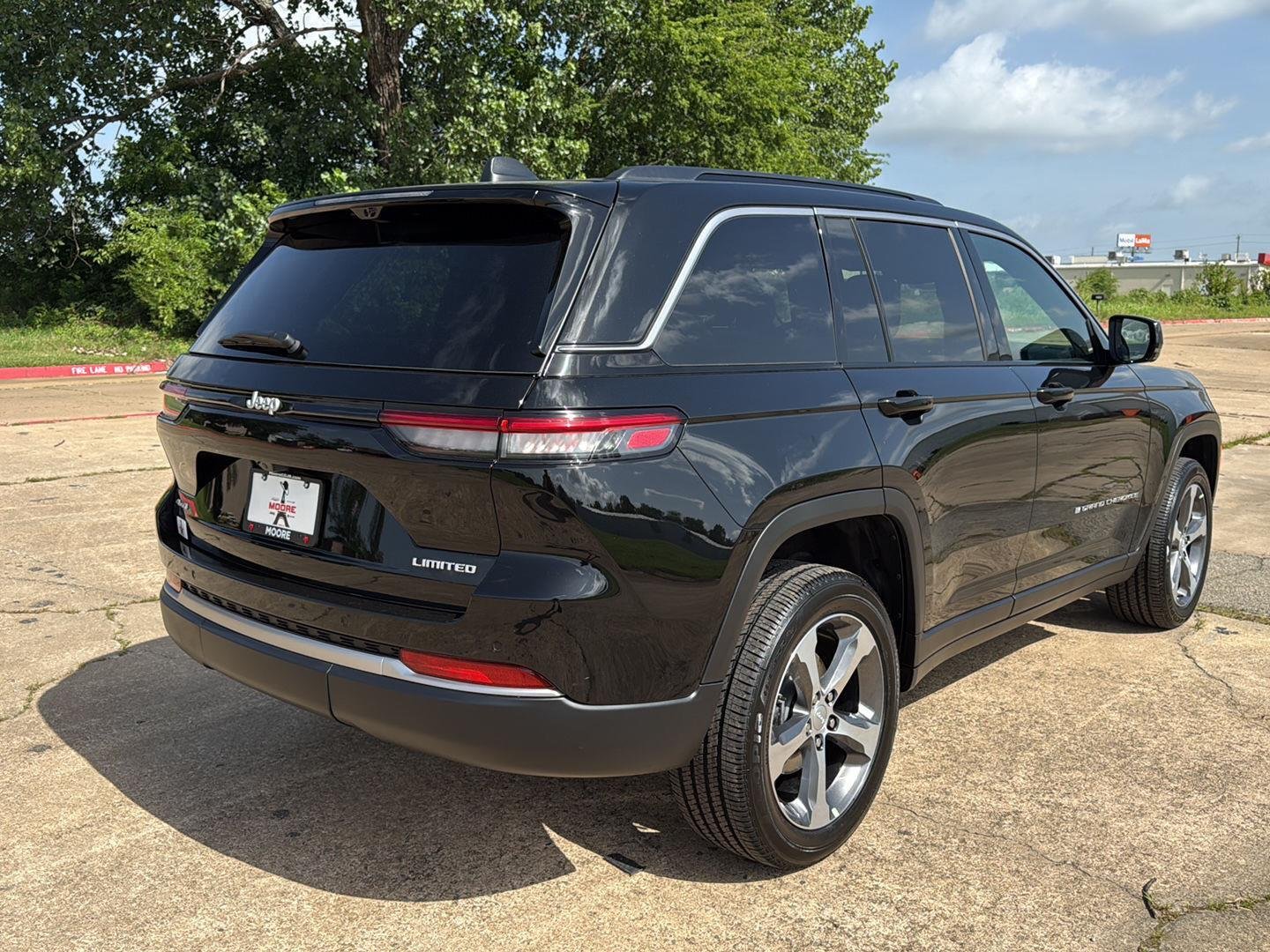 New 2026 Diamond Black Crystal Pearlcoat Jeep Limited image 7