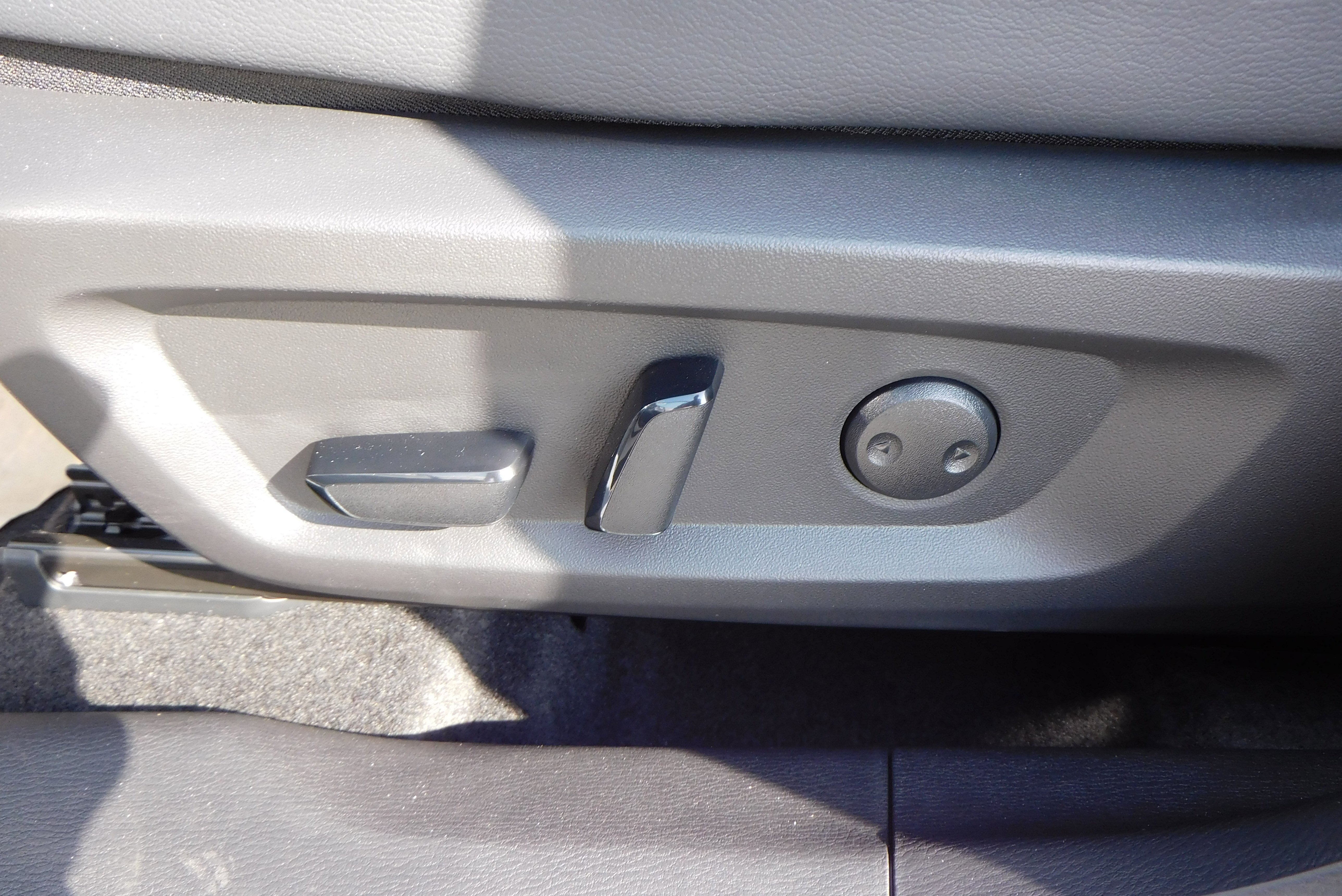Used 2025 WHITE DIMD Mitsubishi SEL Platinum Edition image 14