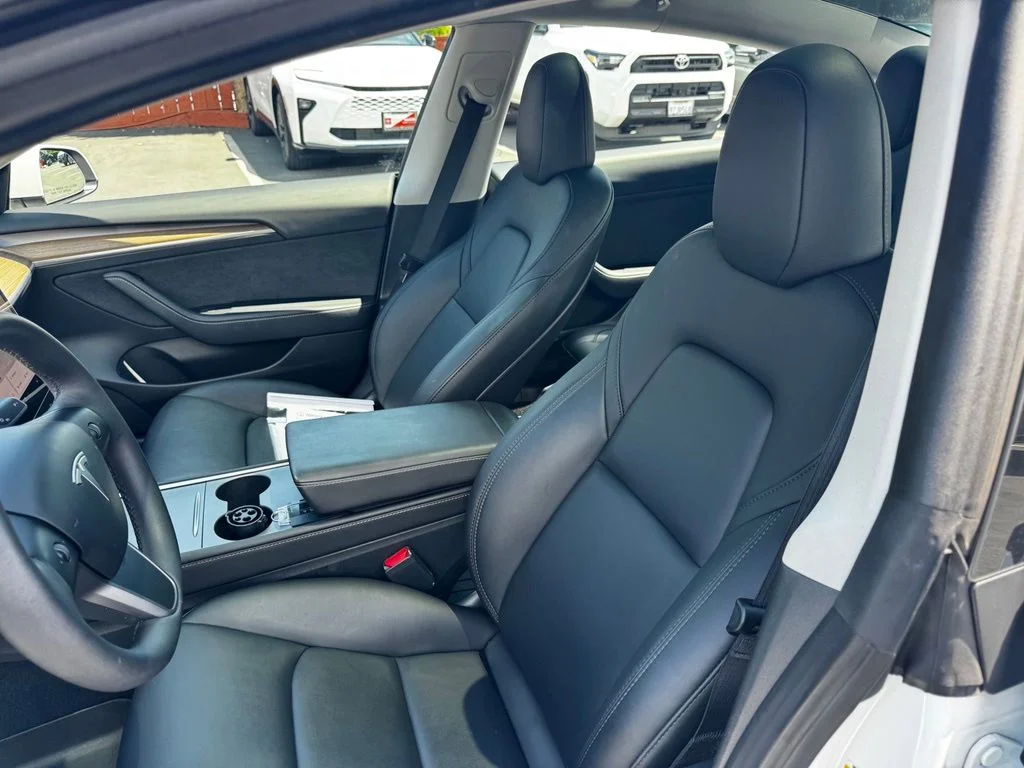 Used 2023  Tesla Base image 14