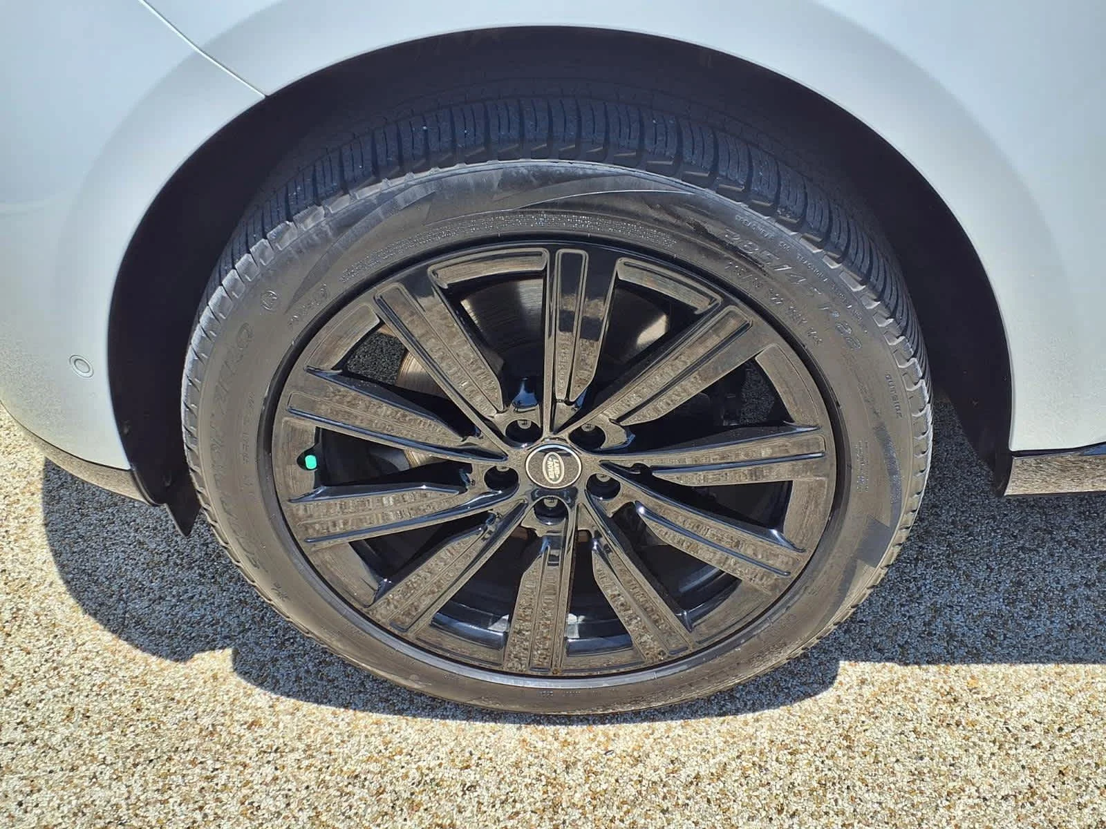Certified Used 2025 Fuji White Land Rover SE image 9