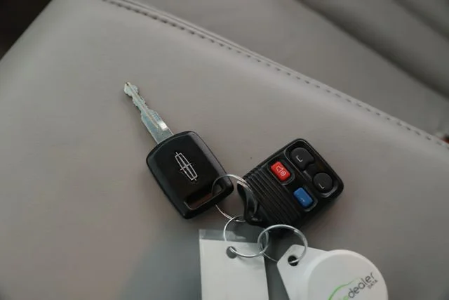 Used 2005 White Lincoln Signature image 19