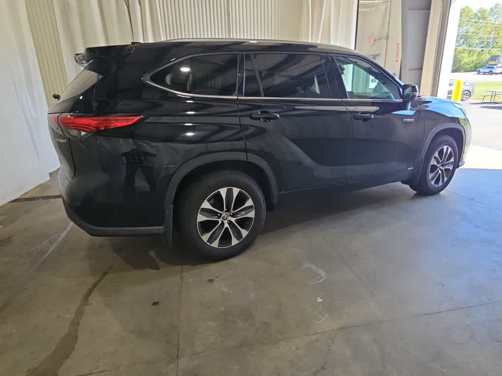 Used 2021 Midnight Black Metallic Toyota Hybrid XLE image 3