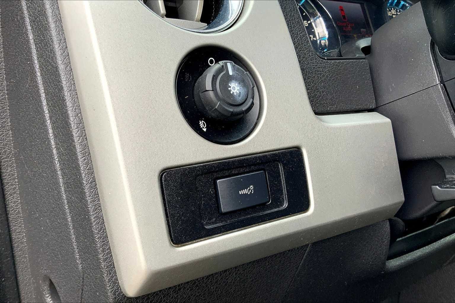 Used 2014 Ingot Silver Metallic Ford Lariat image 28