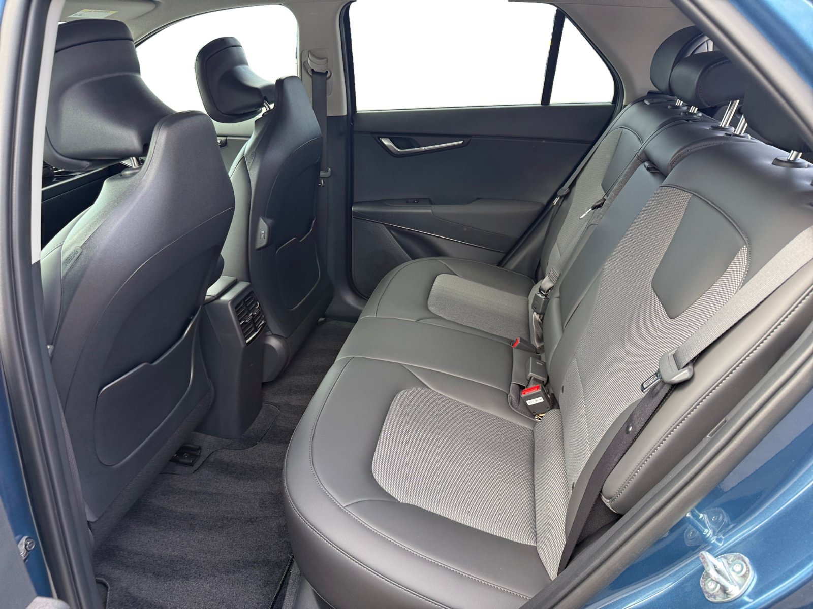 Used 2024 Mineral Blue Kia Wind image 16