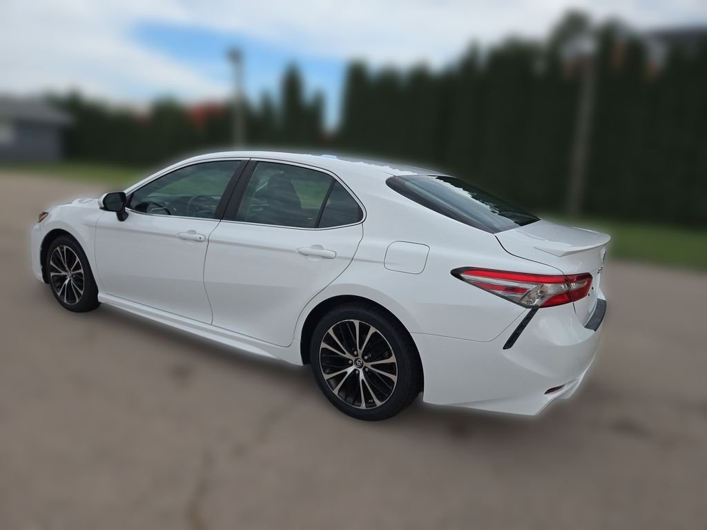 Used 2018 Super White Toyota SE image 3